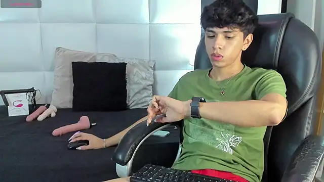 Snapshot of Santy_carrington chatting on 12.09.24 Santy carrington online show from 12.09.24