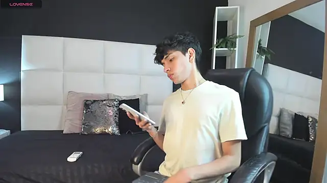 Snapshot of Santy_carrington chatting on 12.13.24 Santy carrington online show from 12.13.24