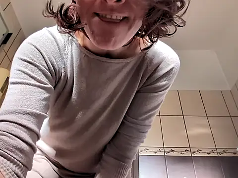 Snapshot of Milky_hairy_mommy chatting on 09.29.25 Milky hairy mommy online show from 09.29.25