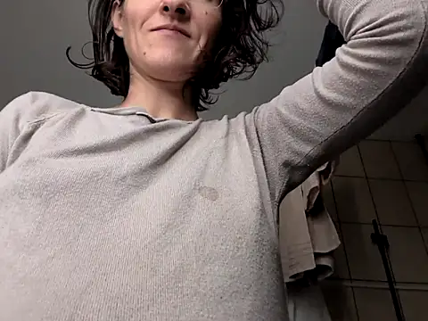 Snapshot of Milky_hairy_mommy chatting on 09.29.25 Milky hairy mommy online show from 09.29.25