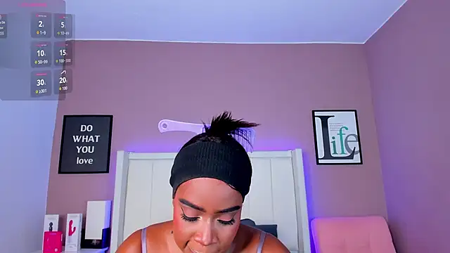 Snapshot of Britanymooree chatting on 09.11.25 Britanymooree online show from 09.11.25