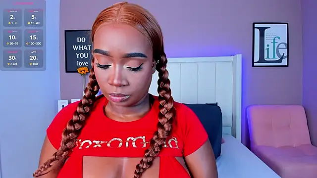 Snapshot of Britanymooree chatting on 09.24.25 Britanymooree online show from 09.24.25