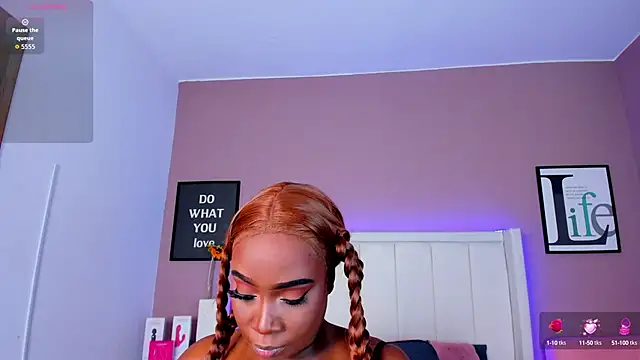 Snapshot of Britanymooree chatting on 09.25.25 Britanymooree online show from 09.25.25