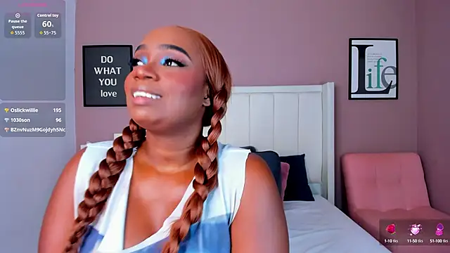 Snapshot of Britanymooree chatting on 09.26.25 Britanymooree online show from 09.26.25