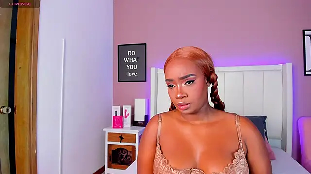 Snapshot of Britanymooree chatting on 09.27.25 Britanymooree online show from 09.27.25