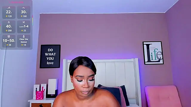 Snapshot of Britanymooree chatting on 10.17.25 Britanymooree online show from 10.17.25