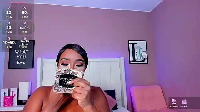 Snapshot of Britanymooree chatting on 10.18.25 Britanymooree online show from 10.18.25