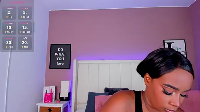 Snapshot of Britanymooree chatting on 10.22.25 Britanymooree online show from 10.22.25