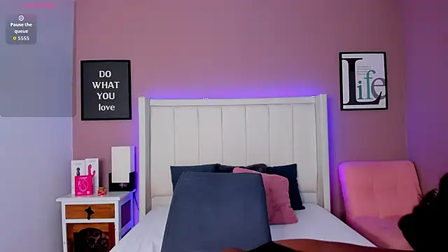 Snapshot of Britanymooree chatting on 10.23.25 Britanymooree online show from 10.23.25