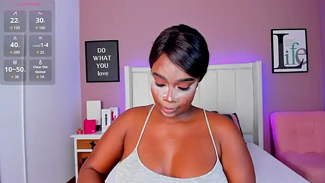 Snapshot of Britanymooree chatting on 10.28.25 Britanymooree online show from 10.28.25