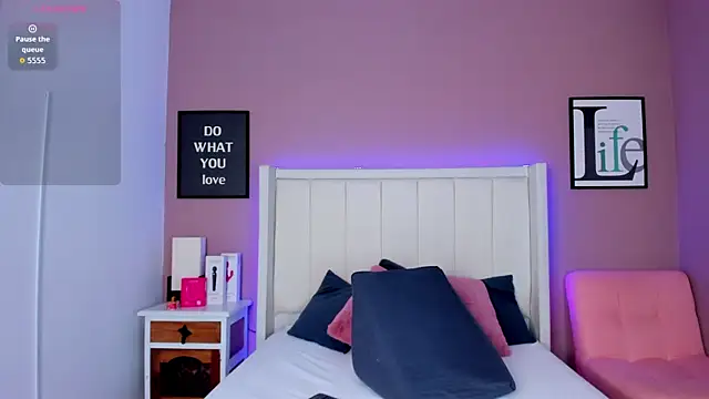 Snapshot of Britanymooree chatting on 11.04.25 Britanymooree online show from 11.04.25