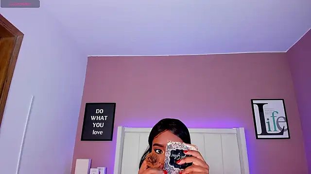 Snapshot of Britanymooree chatting on 11.05.25 Britanymooree online show from 11.05.25