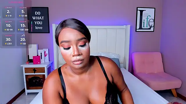 Snapshot of Britanymooree chatting on 11.10.25 Britanymooree online show from 11.10.25