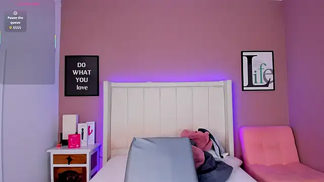 Snapshot of Britanymooree chatting on 11.11.25 Britanymooree online show from 11.11.25