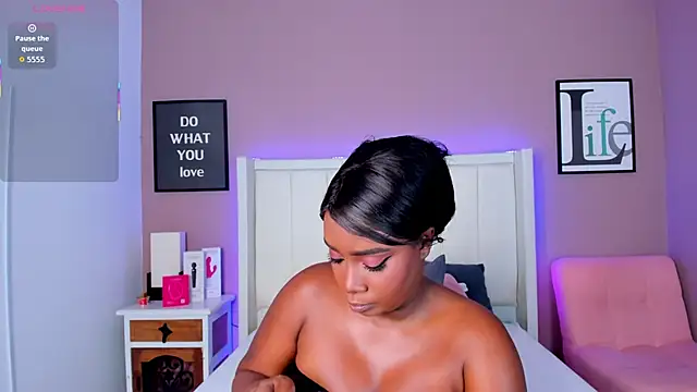 Snapshot of Britanymooree chatting on 11.12.25 Britanymooree online show from 11.12.25