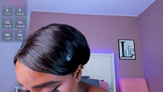 Snapshot of Britanymooree chatting on 11.18.25 Britanymooree online show from 11.18.25