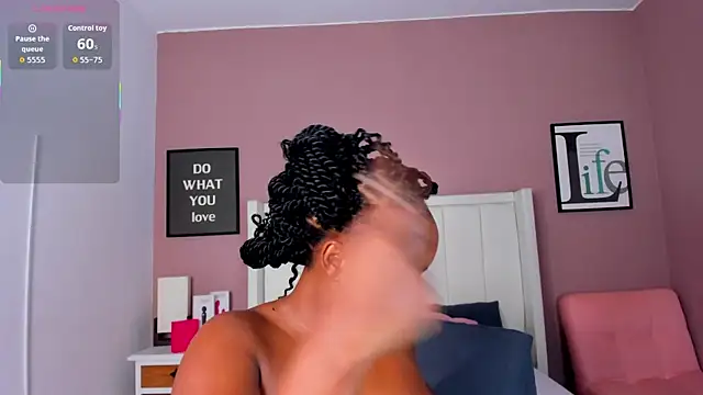 Snapshot of Britanymooree chatting on 11.25.25 Britanymooree online show from 11.25.25