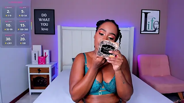 Snapshot of Britanymooree chatting on 12.18.25 Britanymooree online show from 12.18.25