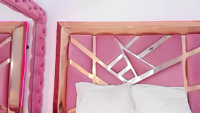 Britanymooree online show from 04.18.26