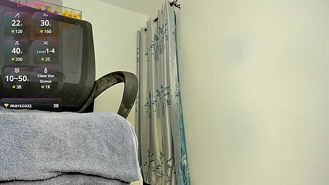 Snapshot of Big_booty_quuen chatting on 12.11.24 Big booty quuen online show from 12.11.24