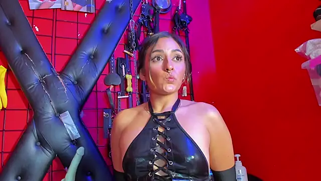 Madame pain  online show from 01.03.25