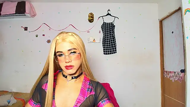 Snapshot of mia_foxts chatting on 06.24.26 mia foxts online show from 06.24.26
