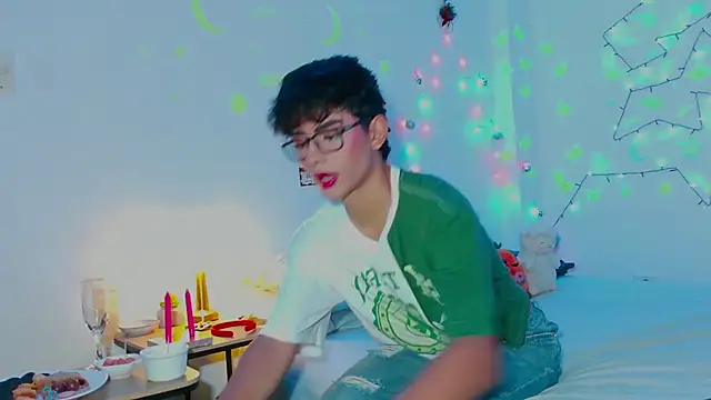 Snapshot of arnold_laurent_ chatting on 12.24.24 arnold laurent online show from 12.24.24