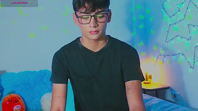 Snapshot of arnold_laurent_ chatting on 01.07.25 arnold laurent online show from 01.07.25