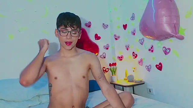 Snapshot of arnold_laurent_ chatting on 02.14.25 arnold laurent online show from 02.14.25