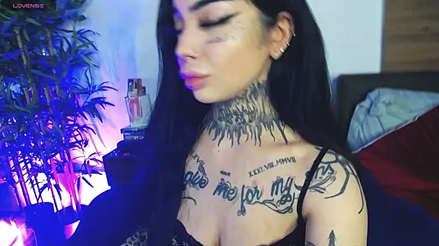 Snapshot of CreamyInkky_ chatting on 04.15.26 CreamyInkky online show from 04.15.26