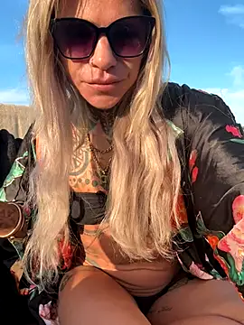 Snapshot of Divina_X_ chatting on 09.20.25 Divina X online show from 09.20.25