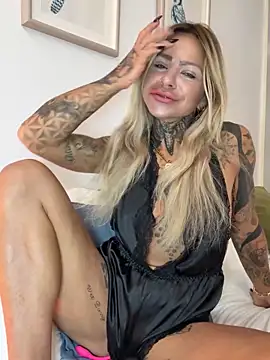 Snapshot of Divina_X_ chatting on 10.31.25 Divina X online show from 10.31.25