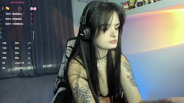 Snapshot of SashaSunlight chatting on 11.18.25 SashaSunlight online show from 11.18.25