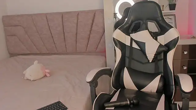 SavannahWildee online show from 10.15.25