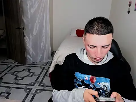 Snapshot of sweet_boys_xx chatting on 03.11.25 sweet boys xx online show from 03.11.25