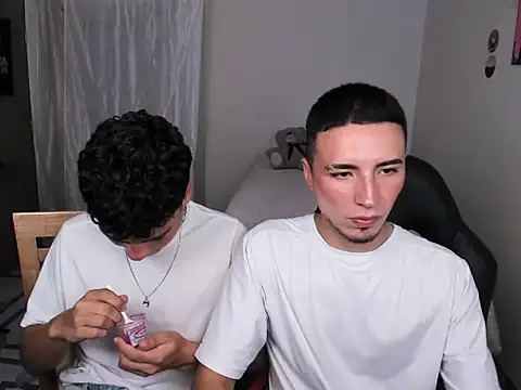 Snapshot of sweet_boys_xx chatting on 03.18.25 sweet boys xx online show from 03.18.25