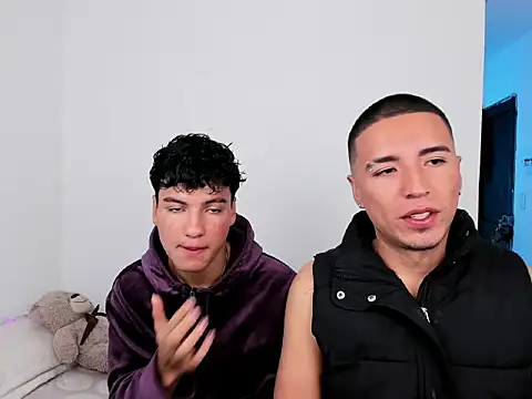 Snapshot of sweet_boys_xx chatting on 11.09.25 sweet boys xx online show from 11.09.25