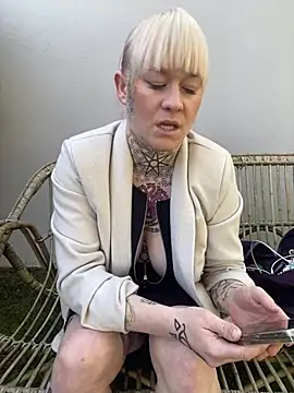 poussichienne online show from 03.05.25