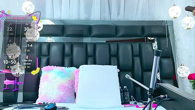 Snapshot of AuraRoss chatting on 10.16.25 AuraRoss online show from 10.16.25