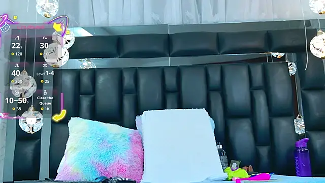 Snapshot of AuraRoss chatting on 10.31.25 AuraRoss online show from 10.31.25