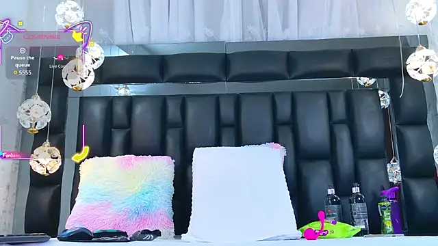 Snapshot of AuraRoss chatting on 11.12.25 AuraRoss online show from 11.12.25