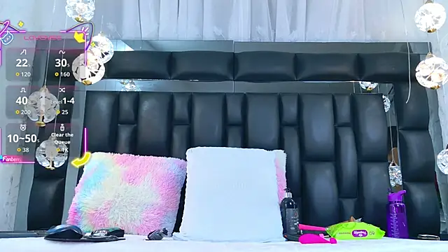 Snapshot of AuraRoss chatting on 11.22.25 AuraRoss online show from 11.22.25