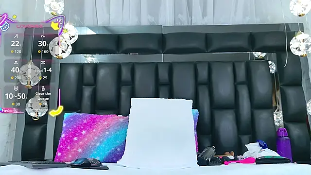 Snapshot of AuraRoss chatting on 11.30.25 AuraRoss online show from 11.30.25