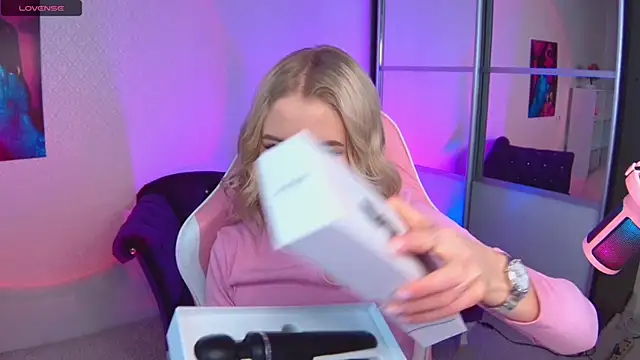 Snapshot of Selenatrend chatting on 12.18.24 Selenatrend online show from 12.18.24