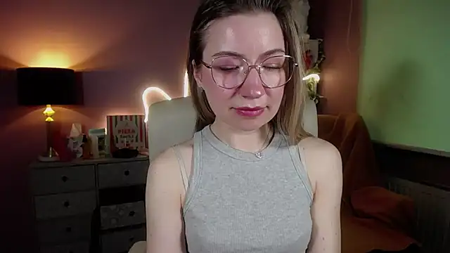 Snapshot of Mia_Tasty chatting on 02.28.25 Mia Tasty online show from 02.28.25