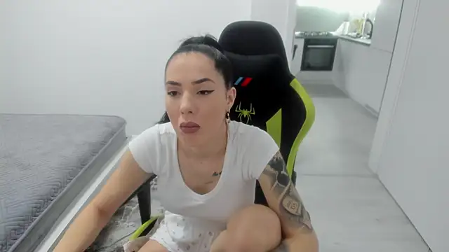 Snapshot of Emmapmg chatting on 02.16.26 Emmapmg online show from 02.16.26