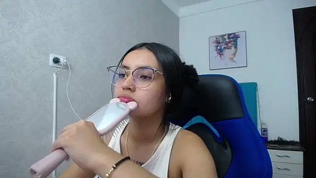 Snapshot of antonella_sweetlittle chatting on 01.15.25 antonella sweetlittle online show from 01.15.25