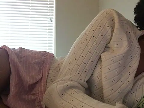 Snapshot of loveofbea chatting on 01.04.25 loveofbea online show from 01.04.25