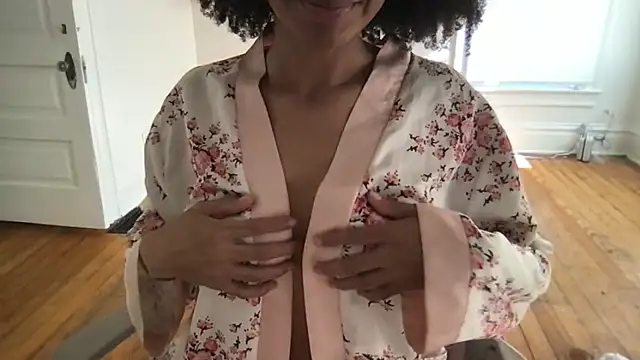 Snapshot of loveofbea chatting on 02.04.26 loveofbea online show from 02.04.26