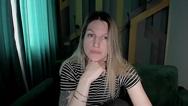 Snapshot of EmilyWalkeri chatting on 04.29.26 EmilyWalkeri online show from 04.29.26